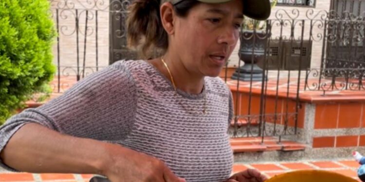 Betzaida tiene un emprendimiento de ventas de empanadas a las afueras de Migración Medellín. Foto: Yohanna Mendoza