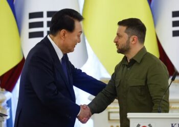 El presidente de Ucrania, Volodymyr Zelenskiy, y el presidente de Corea del Sur, Yoon Suk Yeol, se dan la mano tras una declaración conjunta en Kiev (Reuters)