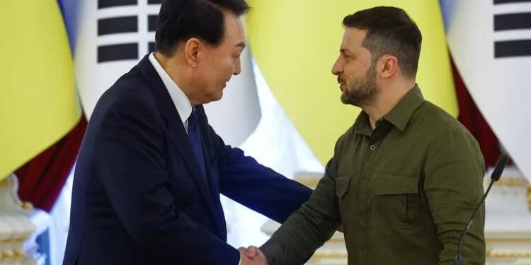 El presidente de Ucrania, Volodymyr Zelenskiy, y el presidente de Corea del Sur, Yoon Suk Yeol, se dan la mano tras una declaración conjunta en Kiev (Reuters)