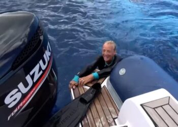 Nan Hauser en el bote luego de ser rescatada por la ballena