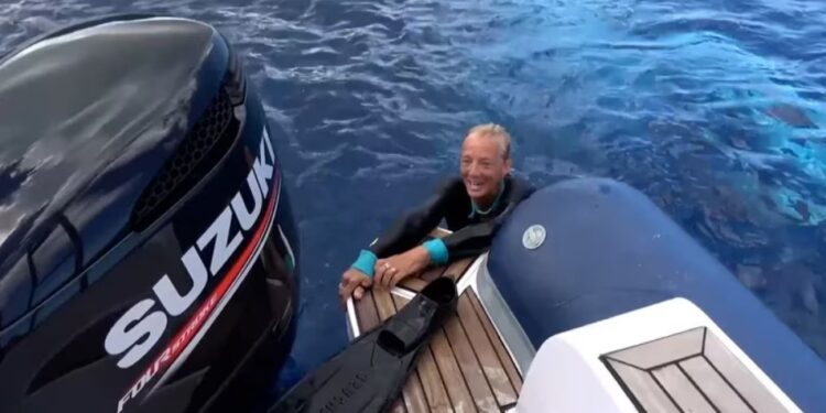 Nan Hauser en el bote luego de ser rescatada por la ballena