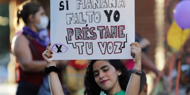 Una mujer sostiene un cartel que dice "Si no estoy mañana, préstame tu voz" durante una marcha en el Día Internacional de la Eliminación de la Violencia contra la Mujer, en Santa Cruz, Bolivia, el 25 de noviembre de 2021
