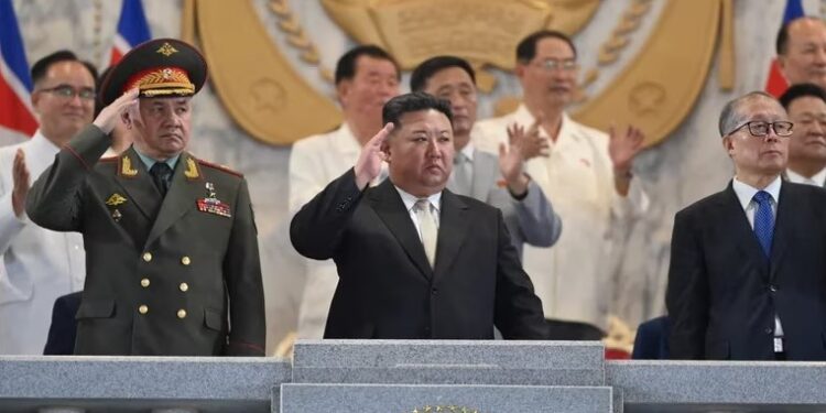 El líder norcoreano Kim Jong Un, el miembro del politburó del Partido Comunista Chino Li Hongzhong y el ministro de Defensa de Rusia, Sergei Shoigu, asisten a un desfile militar para conmemorar el 70 aniversario del armisticio de la Guerra de Corea en Pyongyang, Corea del Norte, 27 de julio de 2023, en esta imagen difundida por la Agencia Central de Noticias de Corea del Norte. KCNA via REUTERS