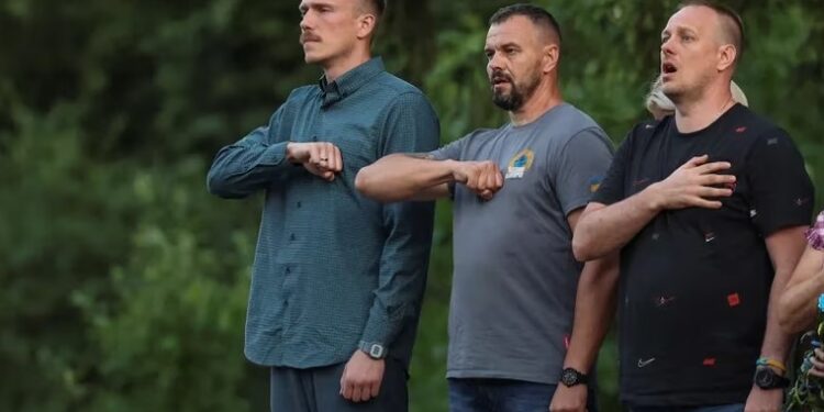 Los comandantes de los defensores de Azovstal Iron and Steel Works en Mariupol Denys Prokopenko, Denys Shleha y Oleh Homenko cantan un himno nacional después de su regreso de Estambul, en medio del ataque de Rusia contra Ucrania, en Lviv, Ucrania, el 8 de julio de 2023. REUTERS/Roman Baluk