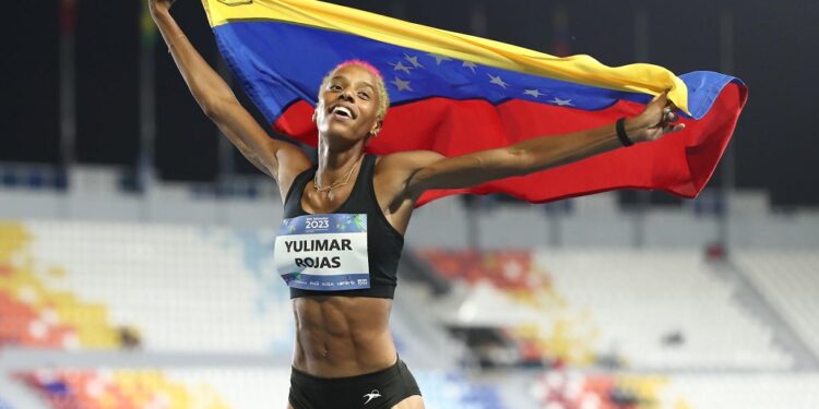 AMDEP6745. BOGOTÁ (COLOMBIA), 12/07/2023.- Yulimar Rojas de Venezuela celebra al ganar la final de salto triple femenino, el 5 de julio de 2023, durante los Juegos Centroamericanos y del Caribe en San Salvador (El Salvador). Yulimar Rojas llegará a los Juegos Panamericanos que comienzan dentro de 100 días en Santiago de Chile, ya con su clasificación asegurada a los Juegos Olímpicos de París 2024 y tras ganarlo todo desde 2019, cuando se quedó con el oro en la edición del torneo continental celebrada en Lima. EFE/ José Jácome