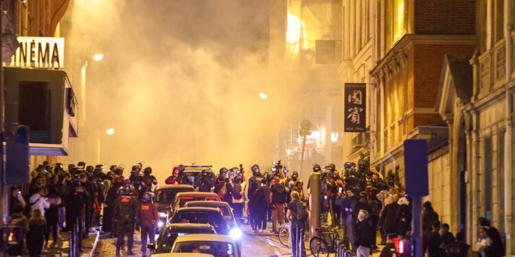 Nanterre (France), 01/07/2023.- Riot police forces clash with demonstrators near the Arc de triomphe during another night of clashes with protestors in Paris, France, 01 July 2023. Violence broke out all over France after police fatally shot a 17-year-old teenager during a traffic stop in Nanterre on 27 June. (Protestas, Disturbios, Francia) EFE/EPA/MOHAMMED BADRA