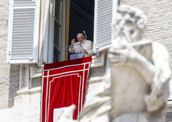 Vatican City (Italy), 18/06/2023.- Pope Francis leads the Angelus prayer from the window of his office overlooking St. Peter's Square in Vatican City, 02 July 2023. (Papa, Italia) EFE/EPA/FABIO FRUSTACI