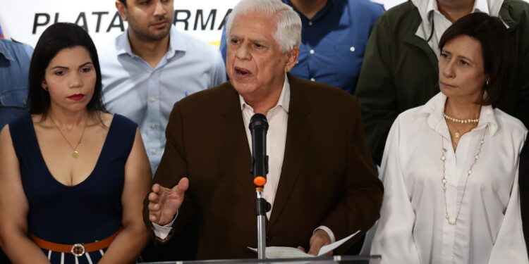 AME6148. CARACAS (VENEZUELA), 28/07/2023.- El secretario general de la Plataforma Unitaria Democrática de Venezuela, Omar Barboza, habla durante una rueda de prensa hoy, en Caracas (Venezuela). La oposición venezolana agrupada en la Plataforma Unitaria Democrática (PUD) descartó este viernes tomar un camino distinto al establecido, el de celebrar unas primarias el 22 de octubre, para escoger al candidato de coalición que se enfrentará al chavismo en las elecciones presidenciales de 2024. EFE/ Rayner Peña R.