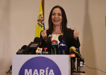 AME953. CARACAS (VENEZUELA), 04/07/2023.- La opositora venezolana María Corina Machado ofrece una rueda de prensa hoy, en Caracas (Venezuela). La opositora venezolana María Corina Machado aseguró este martes que su inhabilitación política, que le impide ocupar cargos públicos de elecciones popular durante 15 años, se volverá contra el Gobierno del chavista Nicolás Maduro, ya que -prevé- tendrá un efecto "bumerán". EFE/ Miguel Gutierrez