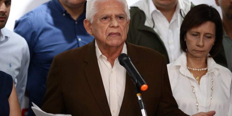 AME6148. CARACAS (VENEZUELA), 28/07/2023.- El secretario general de la Plataforma Unitaria Democrática de Venezuela, Omar Barboza, habla durante una rueda de prensa hoy, en Caracas (Venezuela). La oposición venezolana agrupada en la Plataforma Unitaria Democrática (PUD) descartó este viernes tomar un camino distinto al establecido, el de celebrar unas primarias el 22 de octubre, para escoger al candidato de coalición que se enfrentará al chavismo en las elecciones presidenciales de 2024. EFE/ Rayner Peña R.