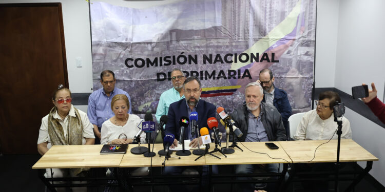 AME5933. CARACAS (VENEZUELA), 27/07/2023.- El presidente de la Comisión Nacional de Primaria (CNP) de Venezuela, Jesús María Casal, habla durante una declaración de la Comisión Nacional de Primaria, hoy, en Caracas (Venezuela). El presidente de la Comisión Nacional de Primaria (CNP) de Venezuela, Jesús María Casal, aseguró este jueves que el proceso para las internas opositoras del 22 de octubre, en las que se escogerá a un candidato de coalición para enfrentar al chavismo en las presidenciales de 2024, se mantiene activo tras denuncias de "conspiraciones" en contra. EFE/ Miguel Gutiérrez