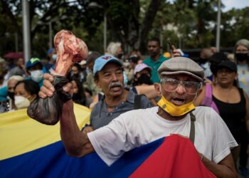 AME6922. CARACAS (VENEZUELA), 02/08/2022.- Grupos de personas participan en una manifestación para exigir pagos pendientes así como que se respeten sus derechos contractuales en una movilización que denominaron "la marcha de las ollas vacías" hoy, en Caracas (Venezuela). Un millar de docentes, empleados públicos y jubilados venezolanos protestaron este martes en el centro de Caracas para exigir pagos pendientes así como que se respeten sus derechos contractuales en una movilización que denominaron "la marcha de las ollas vacías". EFE/ Miguel Gutiérrez