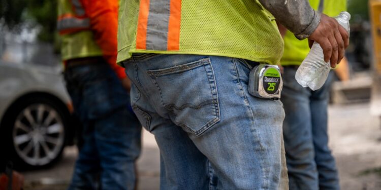 AUSTIN, TEXAS - JULY 11: Construction workers gather together in the shade on July 11, 2023 in Austin, Texas. Record-breaking temperatures continue soaring as prolonged heatwaves sweep across the country's southwest.   Brandon Bell/Getty Images/AFP (Photo by Brandon Bell / GETTY IMAGES NORTH AMERICA / Getty Images via AFP)