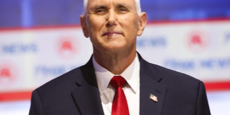 Milwaukee (United States), 23/08/2023.- Republican candidate for president former Vice President Mike Pence stands on stage before the start of the Republican presidential debate, hosted by Fox News and moderated by Bret Baier and Martha MacCallum, at the Fiserv Forum in Milwaukee, Wisconsin, USA, 23 August 2023. A total of eight GOP primary candidates of the 14 declared, are taking part in the debate, with former US President Donald Trump opting not to participate. EFE/EPA/JIM VONDRUSKA