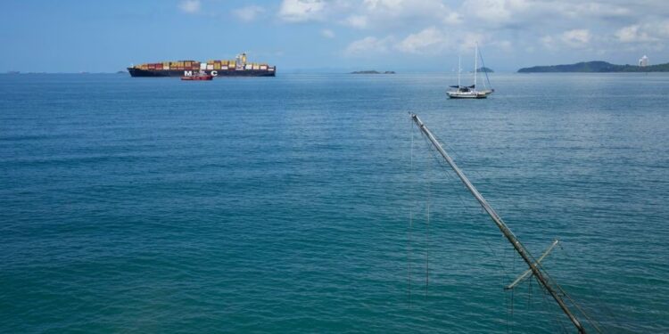 El mástil de un barco hundido sobresale en el agua mientras un buque de carga navega hacia el océano Pacífico tras su paso por el Canal de Panamá, visto desde Ciudad de Panamá, el jueves 3 de agosto de 2023. | Foto: AP