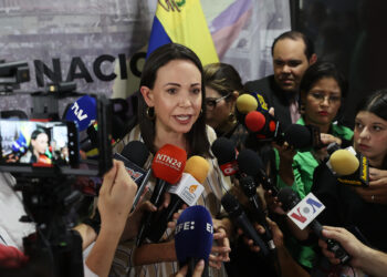 AME8089. CARACAS (VENEZUELA), 04/08/2023.- La precandidata presidencial opositora María Corina Machado habla con la prensa luego de un acto político hoy, en Caracas (Venezuela). Los 13 candidatos a las primarias opositoras del 22 de octubre, que definirán al abanderado que se enfrentará al chavismo en las presidenciales de 2024, firmaron este viernes un documento con los "principios comunes" que regirán su programa de Gobierno, en caso de ganar los comicios del próximo año. El acuerdo suscrito establece que el país "debe avanzar en cambios que consoliden un nuevo modelo político, económico y social", siempre que sea "sobre la base de unos principios comunes, a partir de los cuales la candidatura unitaria (quien resulte vencedor en octubre) diseñará su programa de reformas estructurales". EFE/ Miguel Gutiérrez