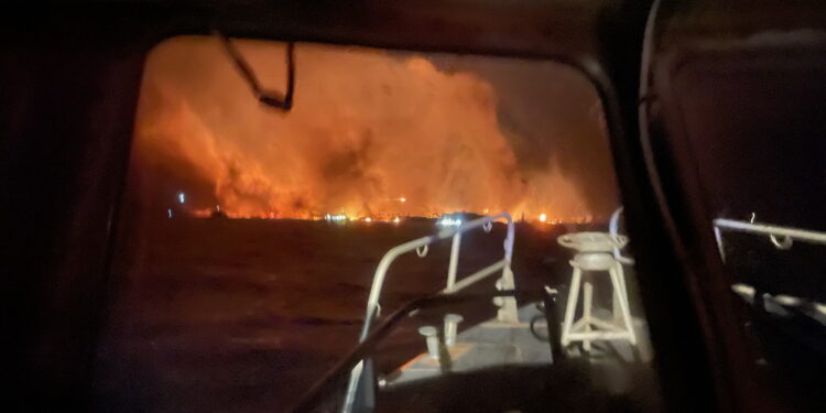 Maui (United States), 11/08/2023.- A handout photo made available by the United States Coast Guard (USCG) shows USCG crews responding from the ocean to the Lahaina wildfires in Maui, Hawaii, USA, 09 August 2023 (issued 11 August 2023). According to Coast Guard Station Maui, a total of 17 lives were saved from the water and 40 survivors were located ashore by boat crews. At least 53 people were killed in the wildfires buring in Maui, which is considered the largest natural disaster in Hawaii's state history, according to a statement by Hawaii Governor Josh Green. Hundreds of buildings on the island were destroyed and thousands of people were evacuated. On 10 August, US President Biden declared Hawaii wildfires a 'major disaster' and ordered federal aid to supplement state and local recovery efforts in the affected areas. (incendio forestal, Estados Unidos) EFE/EPA/PO3 DAVID GRAHAM/US COAST GUARD HANDOUT -- BEST QUALITY AVAILABLE -- HANDOUT EDITORIAL USE ONLY/NO SALES