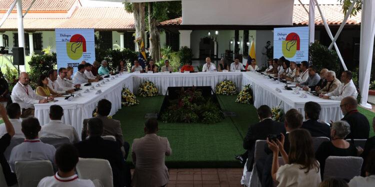 Fotografía del acto de inicio del cuarto ciclo de negociaciones entre el Gobierno colombiano y el Ejército de Liberación Nacional (ELN), hoy, en Caracas (Venezuela). Las delegaciones de paz del Gobierno colombiano y de la guerrilla del Ejército de Liberación Nacional (ELN) abrieron este lunes en Caracas su cuarto ciclo de negociaciones, en el que esperan desarrollar acuerdos suscritos recientemente, entre ellos el cese al fuego de 180 días que empezó a regir el pasado 3 de agosto. EFE/ Miguel Gutierrez