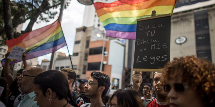 AME9037. CARACAS (VENEZUELA), 08/08/2023.- Fotografía de archivo fechada el 28 de julio de 2023 de una manifestación de la comunidad LGBTI, en Caracas (Venezuela). Cuando Julio Nuño comentó su intención de visitar un "sauna" en Caracas, su hermana respondió con un rotundo "no", al pensar que pueda terminar en la cárcel, un miedo que se disparó para personas LGBTI luego de que, recientemente, 33 hombres fueran detenidos en un bar gay de Venezuela, lo que reforzó denuncias de este colectivo, que se siente víctima de "criminalización". EFE/ Miguel Gutiérrez