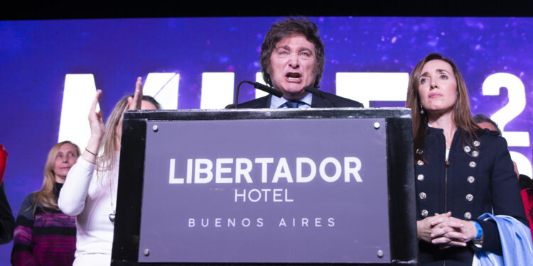 AME639. BUENOS AIRES (ARGENTINA), 13/08/2023.- El economista ultraliberal Javier Milei habla durante un mitin tras conocer los resultados de las primarias, hoy, en Buenos Aires (Argentina). Milei, aspirante presidencial de La Libertad Avanza y el más votado de todo el arco político argentino con vistas a las generales del 22 de octubre, aseguró este domingo que su "alternativa" no sólo "dará fin" al kirchnerismo, sino que acabará con la famosa "casta política". Milei, que acapara el 30,28 % de los votos (6,8 millones de sufragios), llamó desde su espacio electoral a la población a sumarse a esta "verdadera expresión de cambio" y una "nueva revolución liberal", que acabará con la facción peronista que representan el expresidente ya fallecido Néstor Kirchner (2003-2007) y la vicepresidenta y también exmandataria Cristina Fernández (2007-2015). EFE/ Gala Abramovich