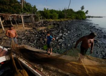 Pescadores estiran sus redes en la ribera del Lago de Maracaibo (AP Foto/Ariana Cubillos)