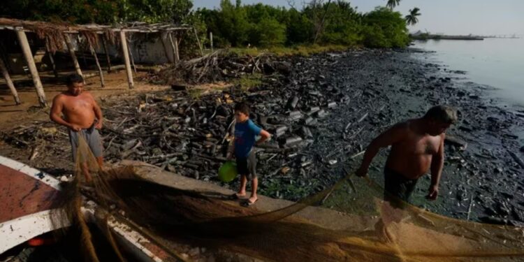 Pescadores estiran sus redes en la ribera del Lago de Maracaibo (AP Foto/Ariana Cubillos)