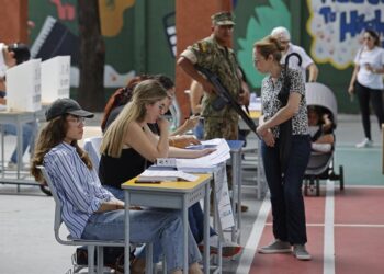 Ciudadanos acuden a votar durante la jornada de elecciones generales, hoy, en Guayaquil (Ecuador). EFE