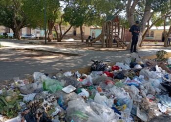 La plaza Rivero es utilizada por los vecinos de San Francisco como un basurero. Foto Radio Fe y Alegría Noticias.