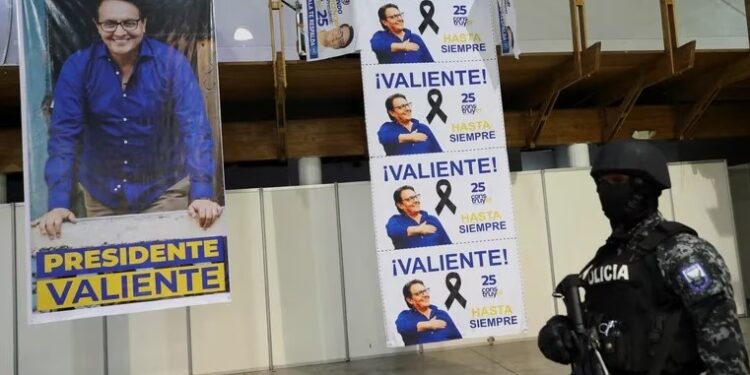 El asesinato a tiros del candidato presidencial Fernando Villavicencio, segundo en la intención de voto, conmocionó al país. El magnicidio tuvo lugar en vísperas de las elecciones generales anticipadas del 20 de agosto, donde la agresión vinculada al narco disparó la tasa de homicidios. (REUTERS)