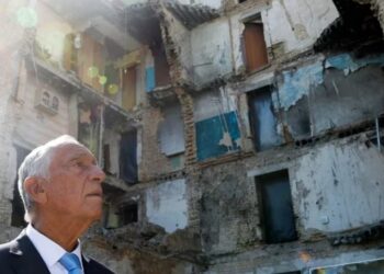 El presidente portugués Marcelo Rebelo de Sousa, visita los restos de la guerra en Horenka, Ucrania, el 23 de agosto de 2023, en medio de la invasión rusa (Rusia, Ucrania) EFE/EPA/ANTONIO PEDRO SANTOS