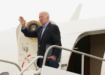 El presidente Joe Biden saluda mientras parte en avión rumbo a Hawaii (REUTERS/Kevin Lamarque)