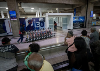 ACOMPAÑA CRÓNICA: VENEZUELA MIGRACIÓN. AME2346. MAIQUETIA (VENEZUELA), 18/08/2023.- Personas esperan en el Aeropuerto Internacional Simón Bolivar, el 14 de agosto de 2023, en Maiquetia (Venezuela). El caraqueño Daniel Zambrano sueña con un futuro para él y su familia en España, a donde planea llegar el próximo año, con el objetivo de alcanzar la "estabilidad mental" que dice haber perdido en Venezuela, ante las dificultades para hacer frente a los gastos del hogar, a pesar de contar con cuatro fuentes de ingreso. Mientras, algunos de los que habían migrado han regresado atraídos por la ligera mejora económica. EFE/ Miguel Gutiérrez