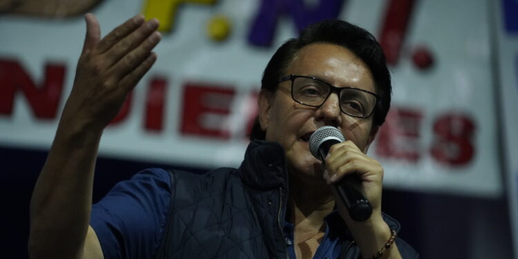 QUITO (ECUADOR), 09/08/2023.- El candidato presidencial Fernando Villavicencio habla durante un mitin de campaña, minutos antes de ser asesinado, hoy, en Quito (Ecuador). Villavicencio fue asesinado este miércoles durante un tiroteo mientras realizaba una acto de campaña en un céntrico sector de Quito. EFE/ STR