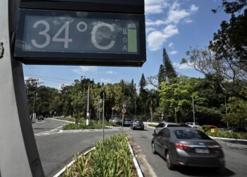 A clock shows the temperature of 34 degrees celsius in Sao Paulo, Brazil on August 23, 2023. Brazil is experiencing a heat wave in the middle of winter, with the metropolis of Sao Paulo close to breaking the historical records for the month of August and 2023. The inhabitants of the largest city in Latin America, with 11.5 million inhabitants, have been surprised by temperatures almost ten degrees above the average for this month, of 24.5°C, according to measurements by the National Institute of Meteorology (Inmet). (Photo by Nelson ALMEIDA / AFP)