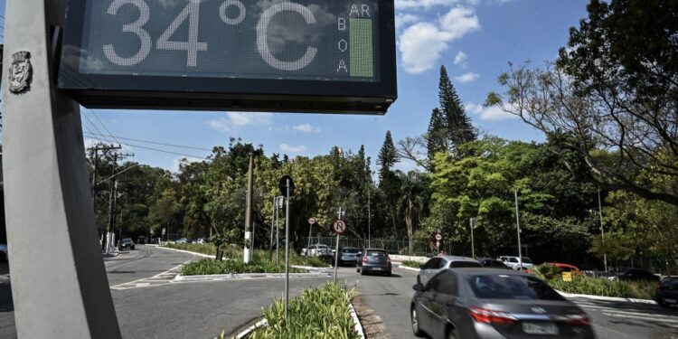 A clock shows the temperature of 34 degrees celsius in Sao Paulo, Brazil on August 23, 2023. Brazil is experiencing a heat wave in the middle of winter, with the metropolis of Sao Paulo close to breaking the historical records for the month of August and 2023. The inhabitants of the largest city in Latin America, with 11.5 million inhabitants, have been surprised by temperatures almost ten degrees above the average for this month, of 24.5°C, according to measurements by the National Institute of Meteorology (Inmet). (Photo by Nelson ALMEIDA / AFP)