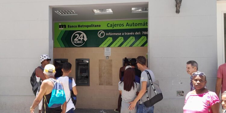 Personas a la espera para usar cajeros automáticos en un banco en La Habana. DIARIO DE CUBA