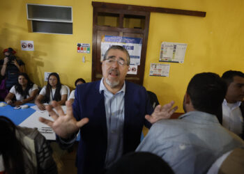 AME2812. CIUDAD DE GUATEMALA (GUATEMALA), 20/08/2023.- El académico progresista Bernardo Arévalo de León, del Movimiento Semilla, posa para fotos mientras vota durante la jornada electoral por la segunda vuelta de las elecciones presidenciales hoy, en Ciudad de Guatemala (Guatemala). Avanza en Guatemala la jornada electoral en la que el país centroamericano decide a su próximo presidente para el período 2024-2028. 9,3 millones de guatemaltecos están empadronados para ejercer su sufragio entre la ganadora de la primera vuelta celebrada el pasado 25 de junio, Sandra Torres Casanova, de la Unidad Nacional de la Esperanza (UNE) y el segundo lugar, Bernardo Arévalo. EFE/ Esteban Biba