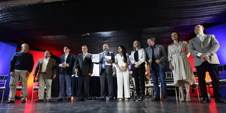 AME8089. CARACAS (VENEZUELA), 04/08/2023.- Las precandidatos presidenciales de la oposición, desde la izquierda, Andrés Caleca, Andrés Velásquez, César Almeida, César Pérez Vivas, Jesús María Casal, Delsa Solórzano, Gloria Pinho, Henrique Capriles, María Corina Machado y Roberto Enríquez Lavaud, posan durante un acto político conjunto hoy, en Caracas (Venezuela). Los 13 candidatos a las primarias opositoras del 22 de octubre, que definirán al abanderado que se enfrentará al chavismo en las presidenciales de 2024, firmaron este viernes un documento con los "principios comunes" que regirán su programa de Gobierno, en caso de ganar los comicios del próximo año. El acuerdo suscrito establece que el país "debe avanzar en cambios que consoliden un nuevo modelo político, económico y social", siempre que sea "sobre la base de unos principios comunes, a partir de los cuales la candidatura unitaria (quien resulte vencedor en octubre) diseñará su programa de reformas estructurales". EFE/ Miguel Gutiérrez