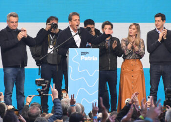 AME639. BUENOS AIRES (ARGENTINA), 13/08/2023.- El ministro de Economía argentino, Sergio Massa, habla durante un mitin tras conocer los resultados de las primarias, hoy, en Buenos Aires (Argentina). Massa, quien se convirtió en el segundo candidato más votado en las primarias de este domingo en Argentina como líder del oficialista Unión por la Patria (peronista), prometió "dar la pelea" en los comicios generales de octubre para "seguir siendo Gobierno". Massa afirmó que quedan "60 días para dar vuelta" a la elección de este domingo "y ganarle a aquellos que, convocando desde el odio, hoy construyeron un principio de nueva mayoría". EFE/ Enrique García Medina