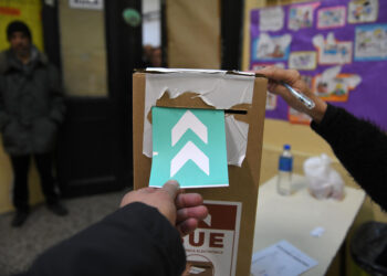 AME456. BUENOS AIRES (ARGENTINA), 13/08/2023.- Ciudadanos votan hoy en las elecciones Primarias, Abiertas, Simultáneas y Obligatorias (PASO), en la Escuela Normal Superior Número 3 Bernardino Rivadavia en el barrio de San Telmo, en Buenos Aires (Argentina). La jornada electoral en Argentina transcurre este domingo en medio de las demoras denunciadas en Buenos Aires por la implementación del voto electrónico, los discursos de los principales líderes políticos pidiendo a la ciudadanía que acuda a sufragar y una participación de un tercio del censo. EFE/Enrique García Medina