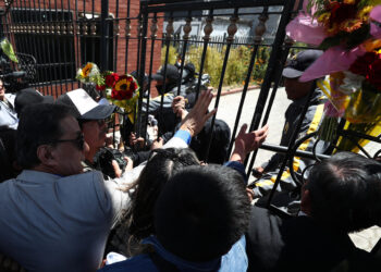 AME9921. QUITO (ECUADOR), 11/08/2023.- Personas se aglomeran hoy en la entrada de la funeraria durante el velatorio del asesinado candidato presidencial Fernando Villavicencio, en Quito (Ecuador). Familiares de Fernando Villavicencio, el candidato a la Presidencia de Ecuador que fue asesinado el pasado miércoles, denunciaron este viernes que la esposa no los deja entrar al tanatorio donde se encuentra instalado el velatorio. El cuerpo de Villavicencio, quien fue asesinado a tiros en la tarde del miércoles al salir de un mitin en una escuela, yace desde el jueves en una funeraria en el norte de Quito, adonde fue trasladado después de que se le hiciera la autopsia en el Centro de Medicina Legal. EFE/ José Jácome