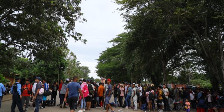 AME4244. DANLÍ (HONDURAS), 24/08/2023.- Migrantes venezolanos descansan hoy en la ciudad de Danlí (Honduras). Centenares de migrantes acampan precariamente en el centro de la ciudad de Danlí, en el municipio del mismo nombre, desbordada por la masiva movilidad de personas que atraviesan Centroamérica para llegar a Estados Unidos. EFE/Gustavo Amador