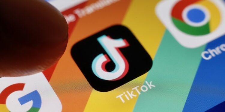 Varias aplicaciones, entre elltas la de TikTok, una de las redes sociales que a partir de mañana tendrán que moderar su contenido por la nueva ley de la UE. EFE/EPA/Ritchie B. Tongo/Archivo