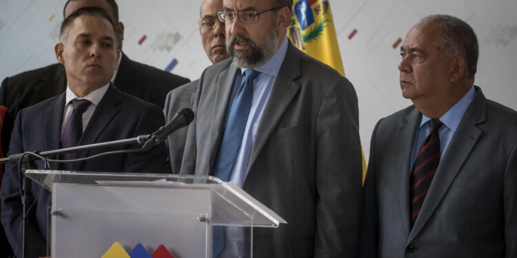 CARACAS (VENEZUELA), 25/09/2023.- El presidente de la Comisión Nacional de Primarias, Jesús María Casal, participa en una rueda de prensa hoy, en Caracas (Venezuela). El presidente del Consejo Nacional Electoral (CNE) de Venezuela, Elvis Amoroso, anunció este lunes que instalará una comisión mixta, junto a representantes de la oposición, para discutir la asistencia técnica que prestará la institución en las primarias del 22 de octubre, en las que se definirá el abanderado del antichavismo para las presidenciales de 2024. EFE/ Miguel Gutiérrez