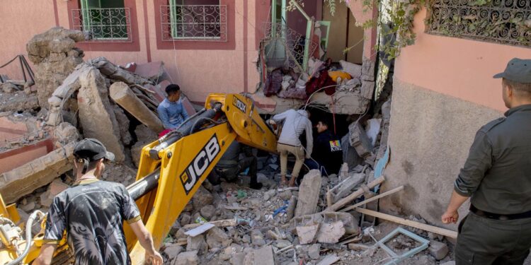 Marrakesh (Morocco), 09/09/2023.- People search the rubble of a damaged building with the help of an excavator following an earthquake in Marrakesh, Morocco, 09 September 2023. A powerful earthquake that hit central Morocco late 08 September, killed at least 820 people and injured 672 others, according to a provisional report from the country's Interior Ministry. The earthquake, measuring magnitude 6.8 according to the USGS, damaged buildings from villages and towns in the Atlas Mountains to Marrakesh. (Terremoto/sismo, Marruecos) EFE/EPA/JALAL MORCHIDI