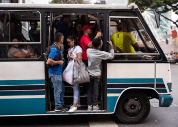 -FOTODELDÍA- AME9399. CARACAS (VENEZUELA), 13/09/2023.- Personas viajan en un autobús de transporte público abarrotado tras fallas eléctricas en el sistema metro hoy, en Caracas (Venezuela). El metro de Caracas suspendió este miércoles sus operaciones debido a las fallas eléctricas que se han registrado en la mayoría de los estados de Venezuela, una situación que también afectó el servicio de trenes del estado Miranda, cuya compañía también informó de la suspensión del servicio. EFE/ Rayner Peña R.