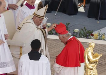 Vatican City (Vatican City State (holy See)), 30/09/2023.- New Cardinal Diego Rafael Padron Sanchez receives his biretta as he is appointed cardinal by Pope Francis during a consistory ceremony in Saint Peter's Square, Vatican City, 30 September 2023. The pontiff appointed 21 new cardinals. (Papa, Cardenal) EFE/EPA/GIUSEPPE LAMI