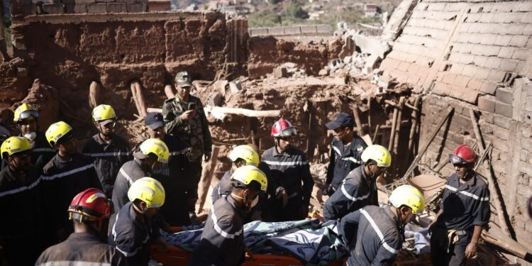 Ouirgane (Morocco), 10/09/2023.- Rescue workers recover a victim's body during a rescue operation following a powerful earthquake in Ouirgane, south of Marrakesh, Morocco, 10 September 2023. A magnitude 6.8 earthquake that struck central Morocco late 08 September has killed at least 2,012 people and injured 2,059 others, 1,404 of whom are in serious condition, damaging buildings from villages and towns in the Atlas Mountains to Marrakesh, according to a report released by the country's Interior Ministry. The earthquake has affected more than 300,000 people in Marrakesh and its outskirts, the UN Office for the Coordination of Humanitarian Affairs (OCHA) said. Morocco's King Mohammed VI on 09 September declared a three-day national mourning for the victims of the earthquake. (Terremoto/sismo, Marruecos) EFE/EPA/YOAN VALAT