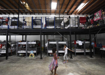 MEX5375. CIUDAD JUÁREZ (MÉXICO), 16/09/2023.- Migrantes permanecen en el albergue "El buen samaritano", el 14 de septiembre de 2023, en Ciudad Juárez, estado de Chihuahua (México). La desesperación crece entre los migrantes que han llegado en una nueva oleada a la frontera norte de México, donde las ansias por cruzar a Estados Unidos hacen que haya mujeres embarazadas que den a luz justo en el límite entre ambos países. EFE/Luis Torres