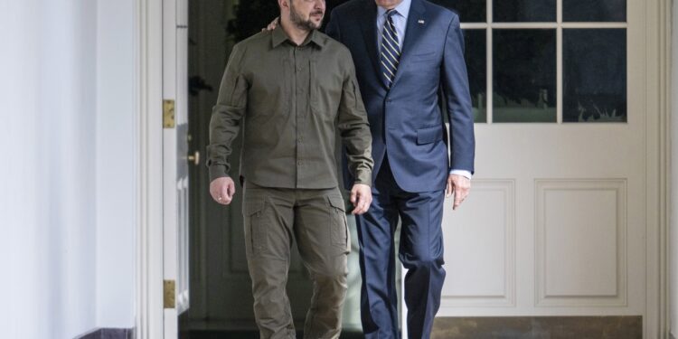 Washington (United States), 21/09/2023.- Ukrainian President Volodymyr Zelensky (L) walks down the White House colonnade towards the Oval Office with US President Joe Biden during a visit to the White House in Washington, DC, USA, 21 September 2023. Zelensky is in Washington meeting with members of Congress at the US Capitol, the Pentagon and US President Biden at the White House to make a case for further military aid. (Ucrania) EFE/EPA/JIM WATSON / POOL